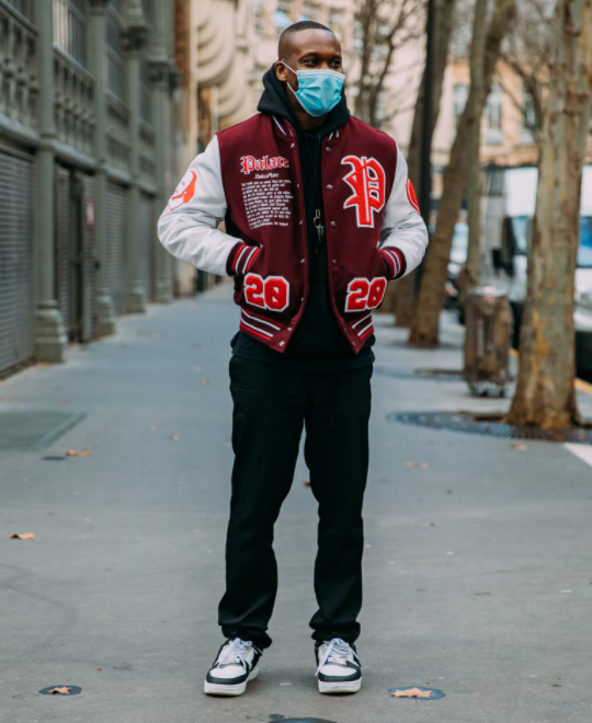 A bomber college se destaca nesse look street style moda masculina internacional 