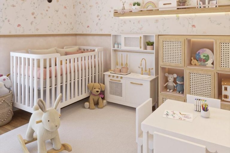 Quarto de bebê em bege com cozinha montessoriana