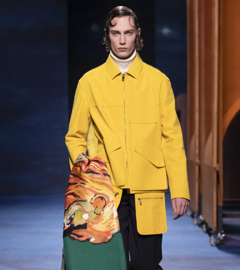 Jaqueta amarela da Dior no desfile da semana de moda