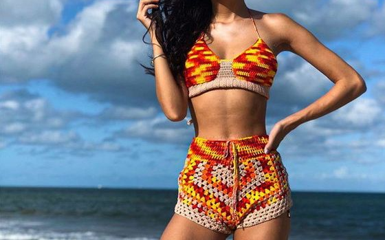 conjunto de crochê amarelo e vermelho com short freedom 