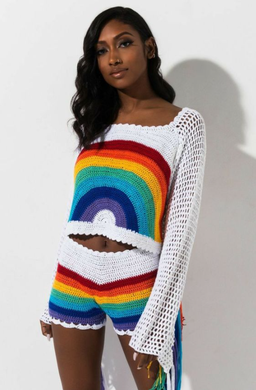 conjunto de crochê arco-íris com short listrado