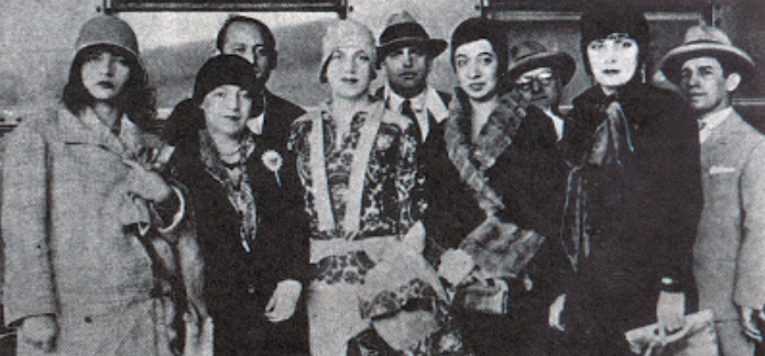 Foto dos artistas modernos em exposição de Tarsila do Amaral em 1929 na Central do Brasil. 