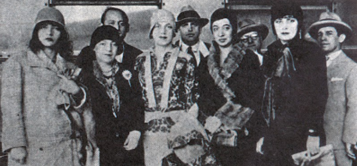 Foto dos artistas modernos em exposição de Tarsila do Amaral em 1929 na Central do Brasil. Foto dos artistas modernos em exposição de Tarsila do Amaral em 1929 na Central do Brasil.