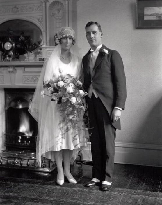 Foto de noivos em frente a lareira 1920