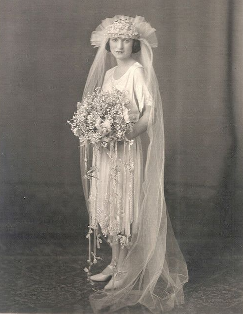 Noiva com vestido, chapéu, véu e buquê típicos de 1920. Noiva com vestido, chapéu, véu e buquê típicos de 1920.