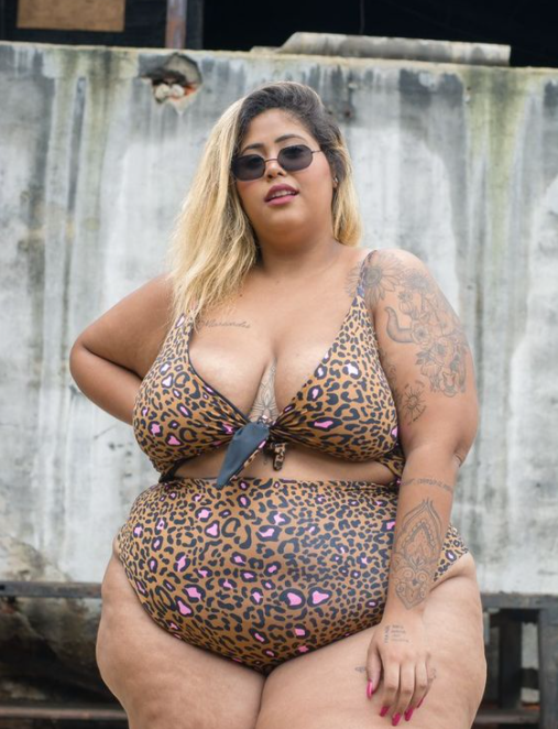 Maiô plus size estampa oncinha e amarração frontal