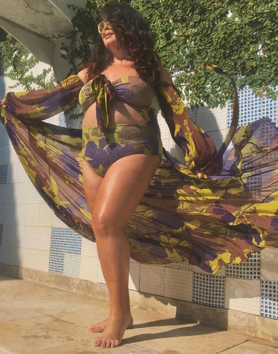Fabia Karla usa tendência moda praia manga bufante e calcinha hot pant