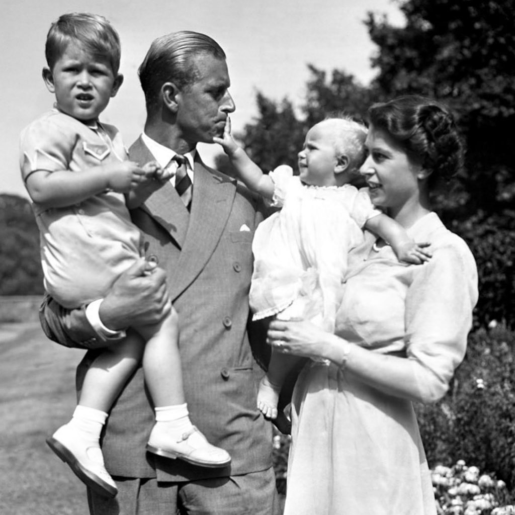 Filhos da Rainha Elizabeth e do Príncipe Philip - Foto Antiga.