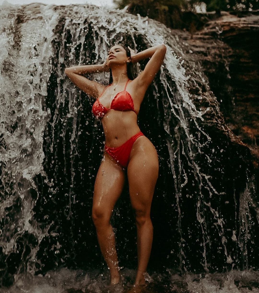 Biquíni vermelho, foto na cachoeira.