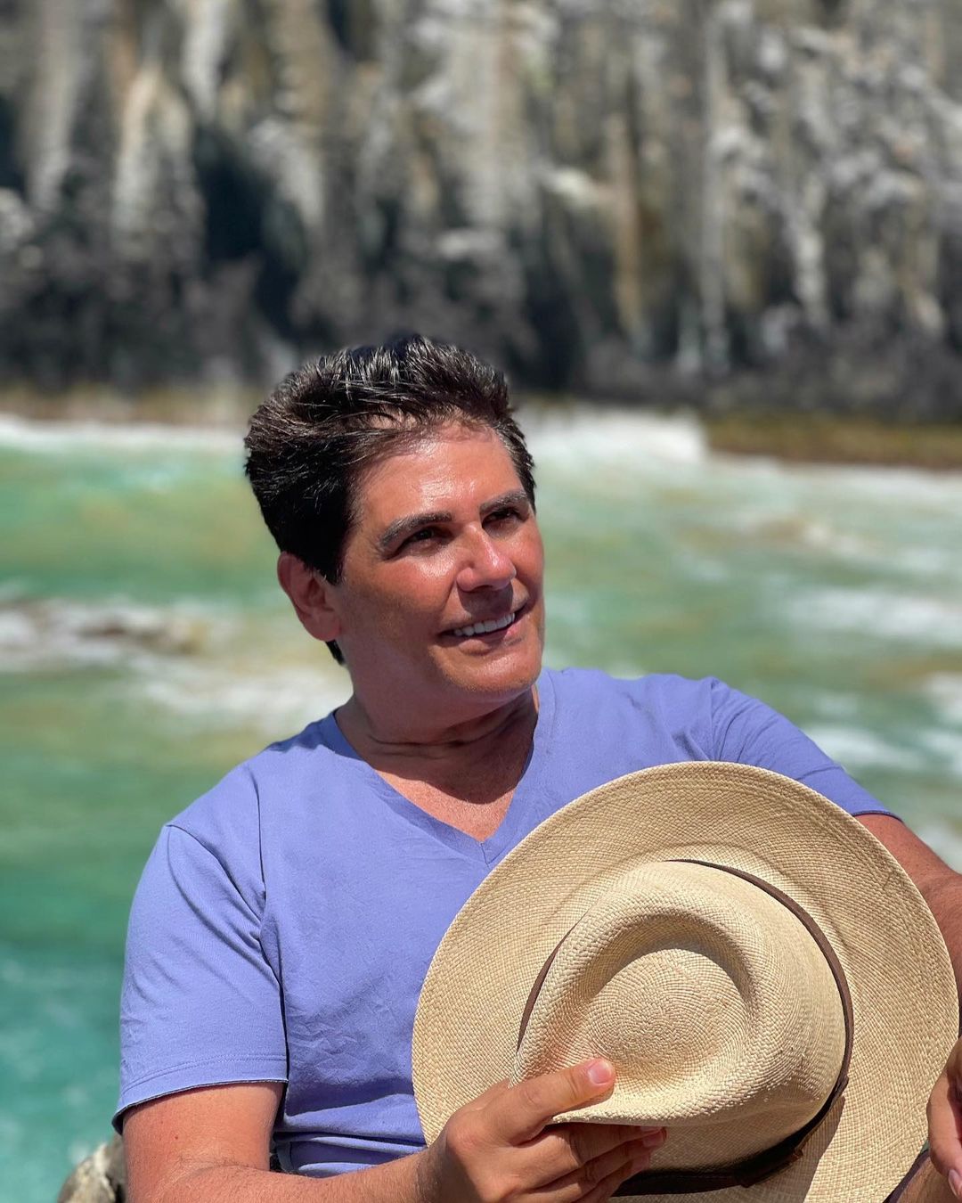 César Filho viaja em família e pega Covid-19. César filho se diverte em embarcação.
