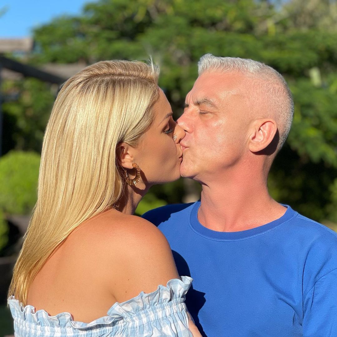 Ana Hickmann e esposo Alexandre Correa se beijando.