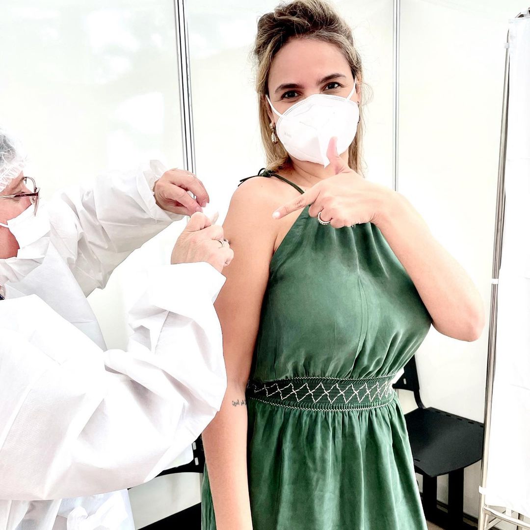Renata Domingues toma vacina contra Covid-19.