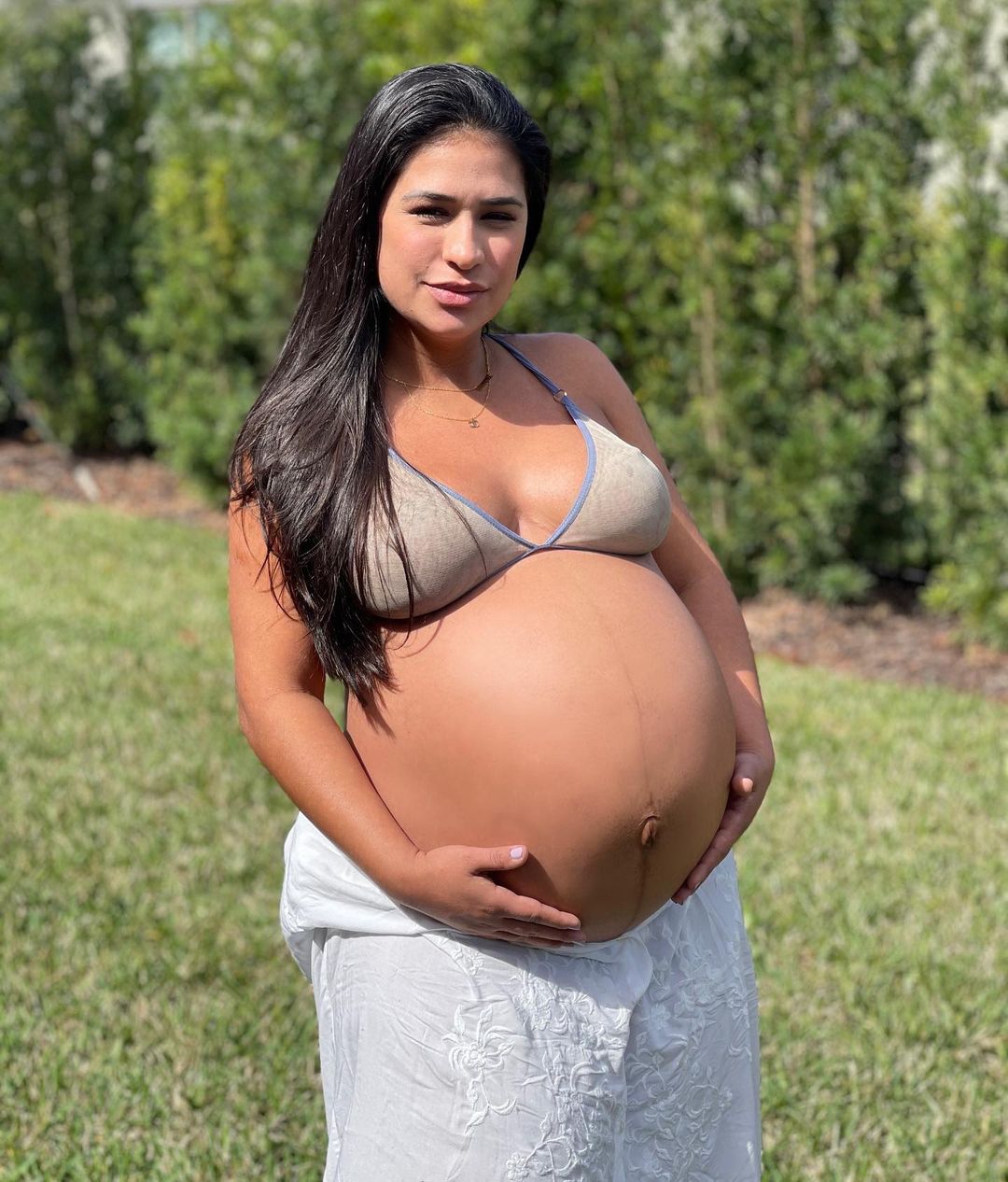 Simone Mendes grávida.