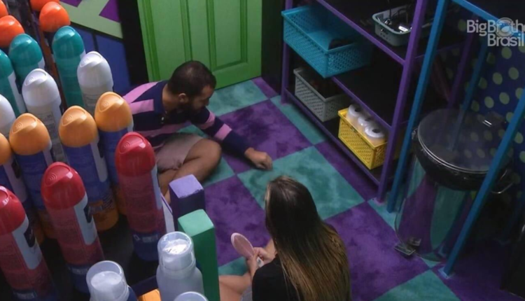 Gil e Sarah costumam conversar sobre o jogo na dispensa do BBB 21