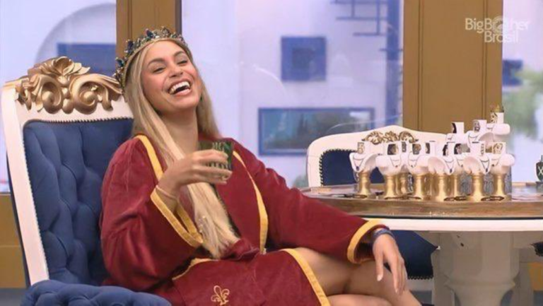 Sarah com a coroa de líder na quarta semana do BBB 21