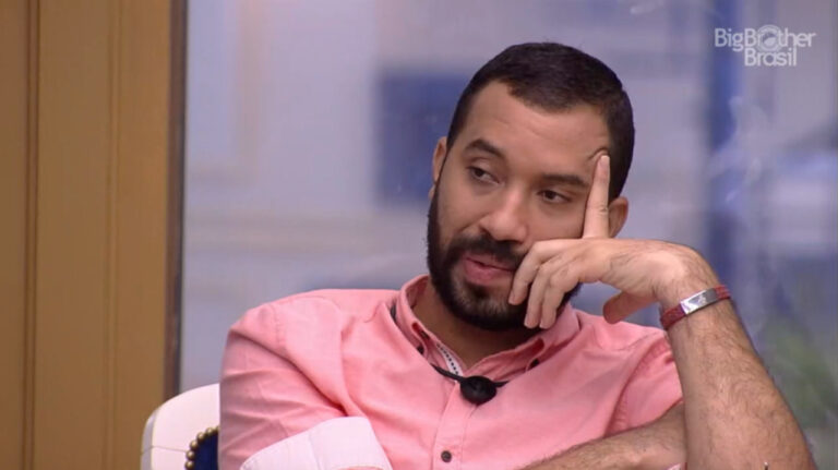 Na foto, aparece GIlberto do BBB 21 com o dedo indicador segurando seu próprio rosto em expressão de desgosto