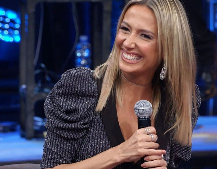 Na foto, aparece Luisa Mell sorrindo durante participação em um programa de TV.