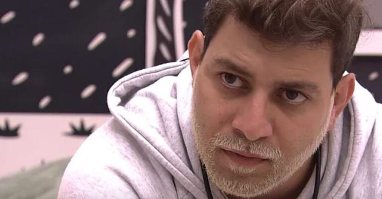 Na foto, aparece Caio com expressão de preocupação.