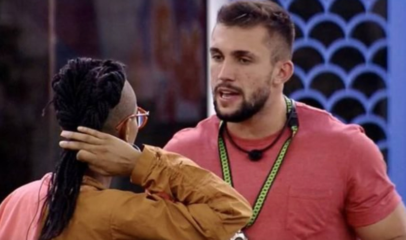 Na foto, aparece Karol conversando com Arthur