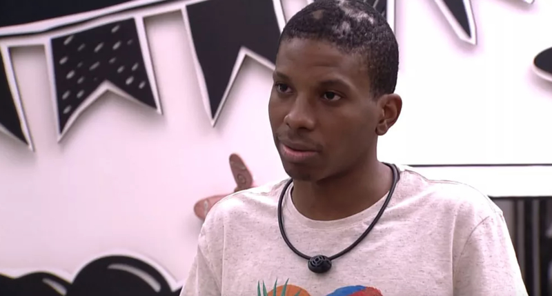 Na foto, aparece Lucas no BBB.