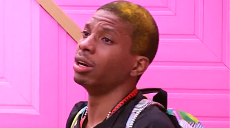 Na foto, aparece Lucas do BBB chorando e com mochila nas costas