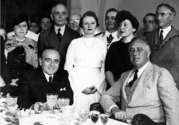 
Darcy Vargas no centro da foto, ao lado de Getúlio Vargas e Franklin Delano Roosevelt, 1936. 
