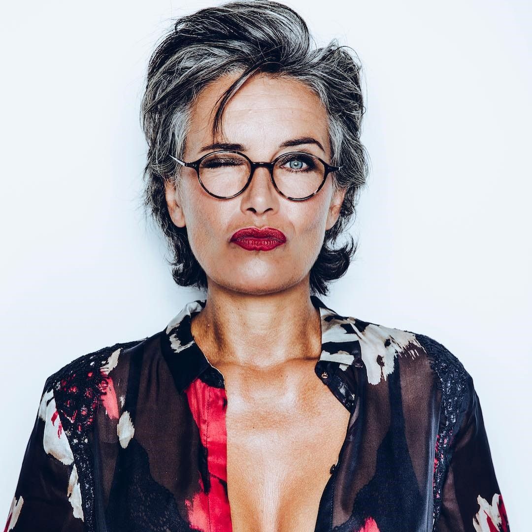 Mulher com cabelo curto