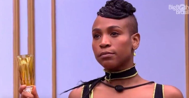 Na foto, aparece Karol Conká no BBB. Ela está séria