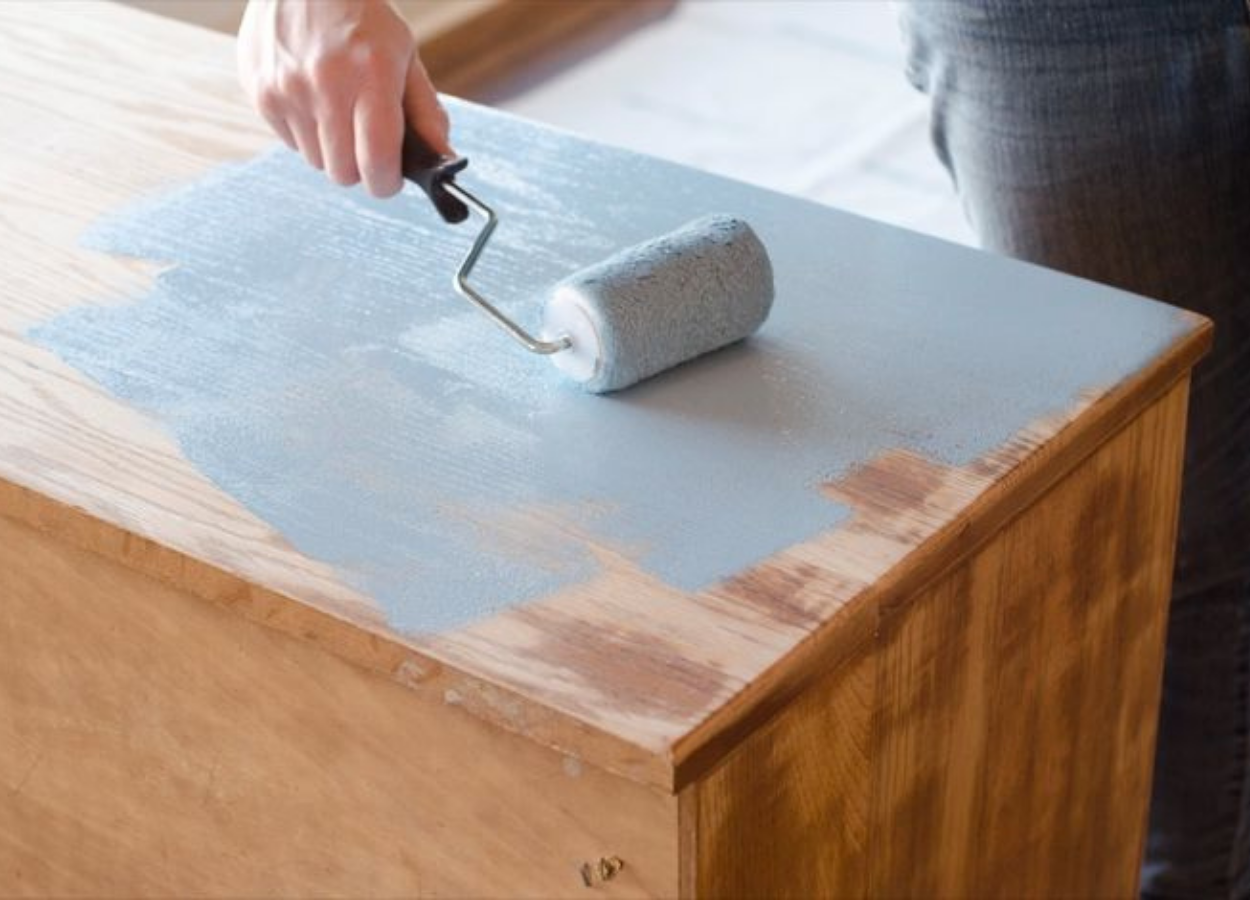 Projeto de bricolagem - Pintando um móvel de madeira