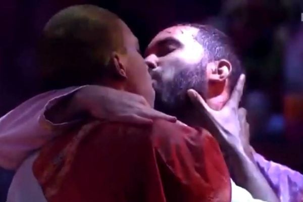 Gil e Lucas se beijaram durante festa - Globo