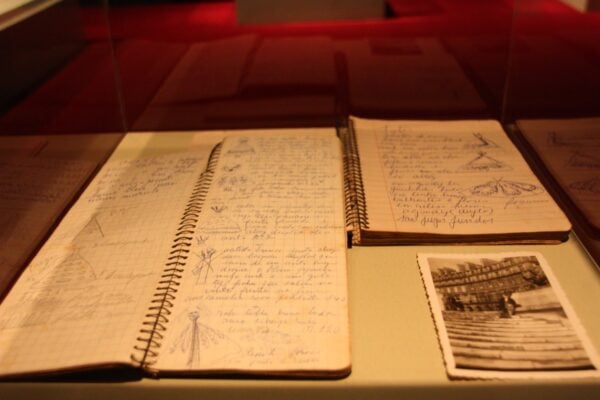 Cadernos de anotação de Mena Fiala na exposição "Casa Canadá". 