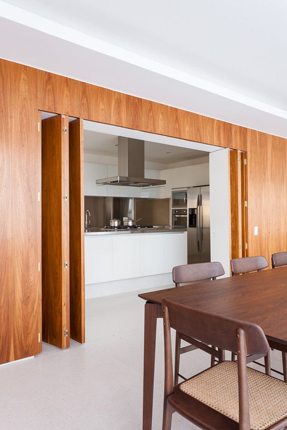 Cozinha escondida com porta sanfonada