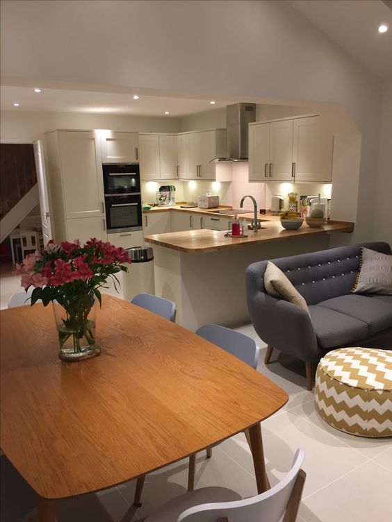 Cozinha integrada com sala e móveis azuis