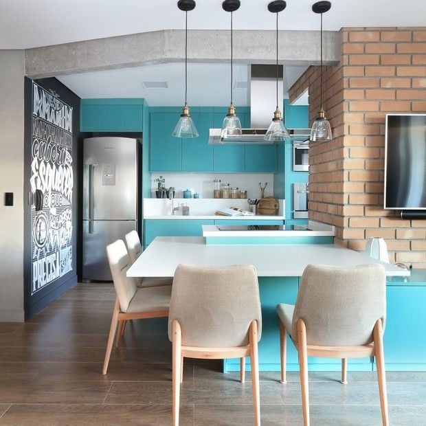 Cozinha integrada com sala com parede colorida