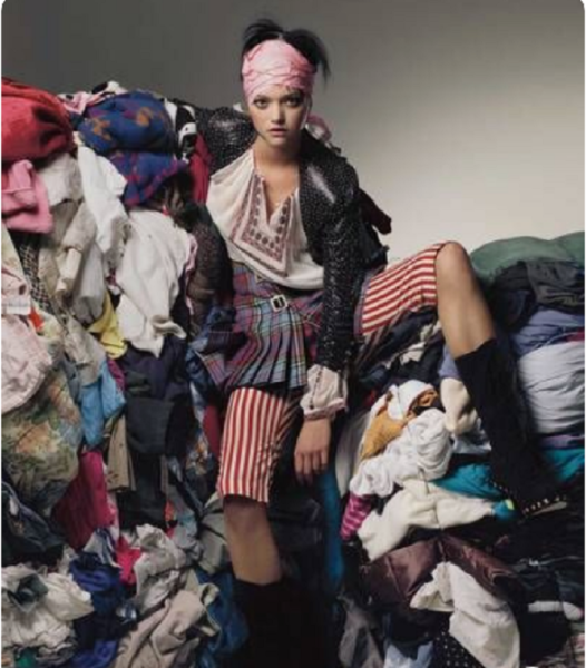 mulher sentada sobre uma pilha de roupas