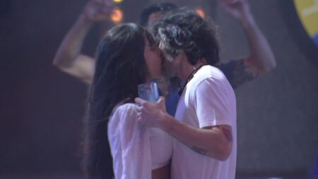Primeiro beijo do BBB21 rola entre Fiuk e Thaís