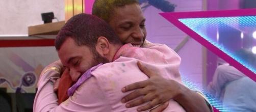 Lucas e Gilberto se abraçam no BBB21 - Globo