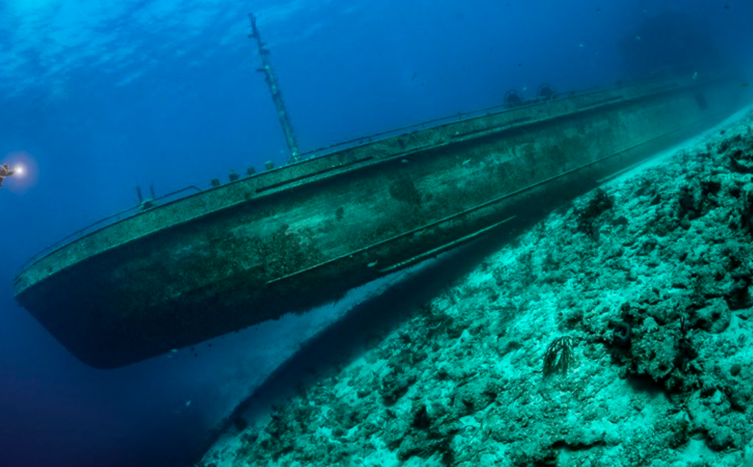 naufrágio de um navio foto subaquática