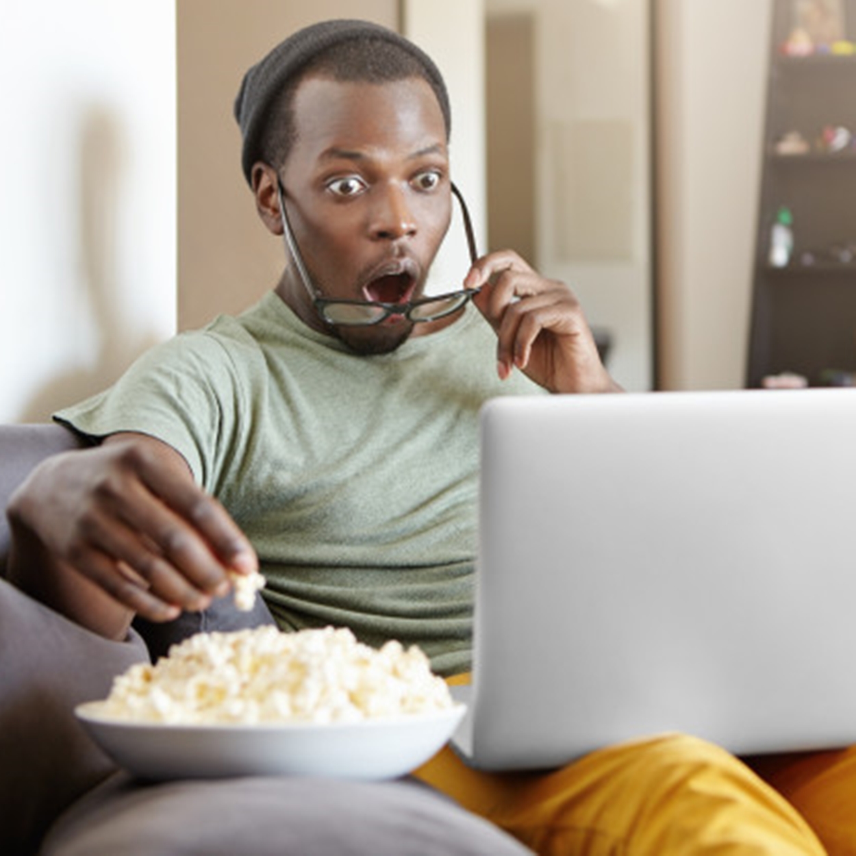 Homem assistindo.