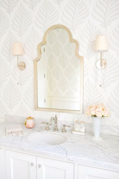 Banheiro com papel de parede.