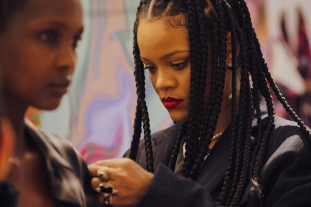 LVMH “suspende” a Fenty, marca de roupas de luxo de Rihanna
