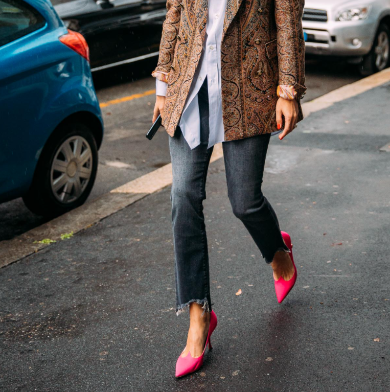 Blazer paisley com calça jeans desfiada e scarpin pink