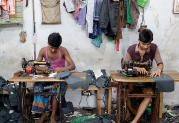 foto de trabalhadores em oficina de costura precarizada