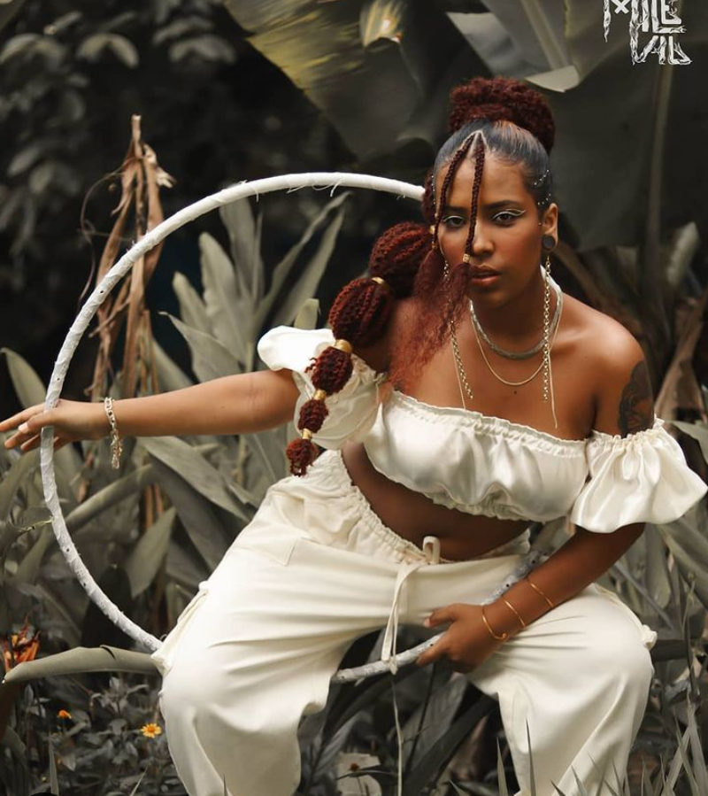 Look cropped e calça da Mile Lab