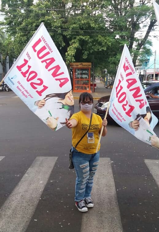 Vereadora Luana Rolin divulgando durante eleição 2020.