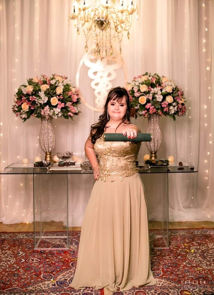 Portadora de síndrome de Down formada e graduada em fisioterapia. Portadora de síndrome de Down formada e graduada em fisioterapia.