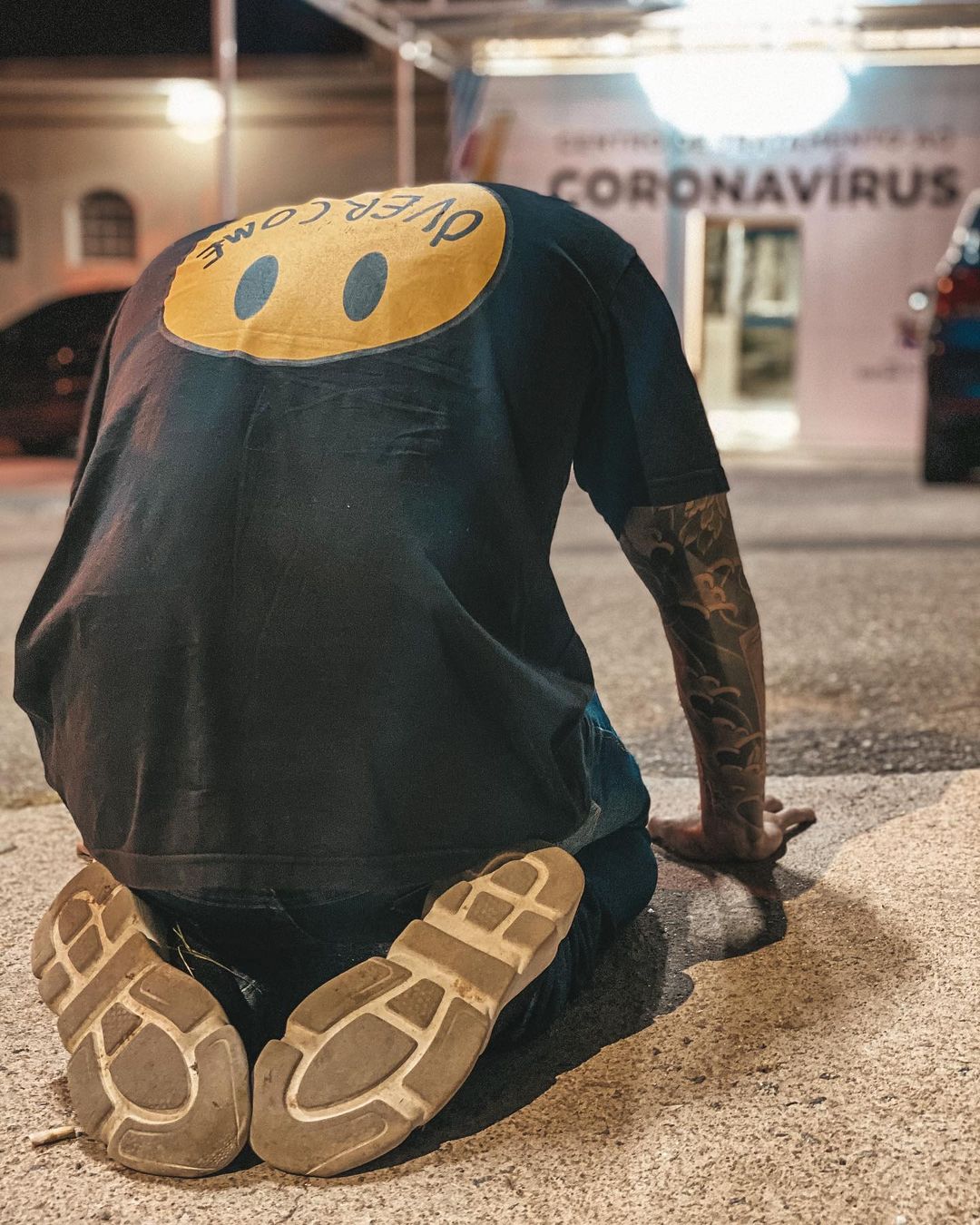 Yudi se ajoelha em frente a hospital.