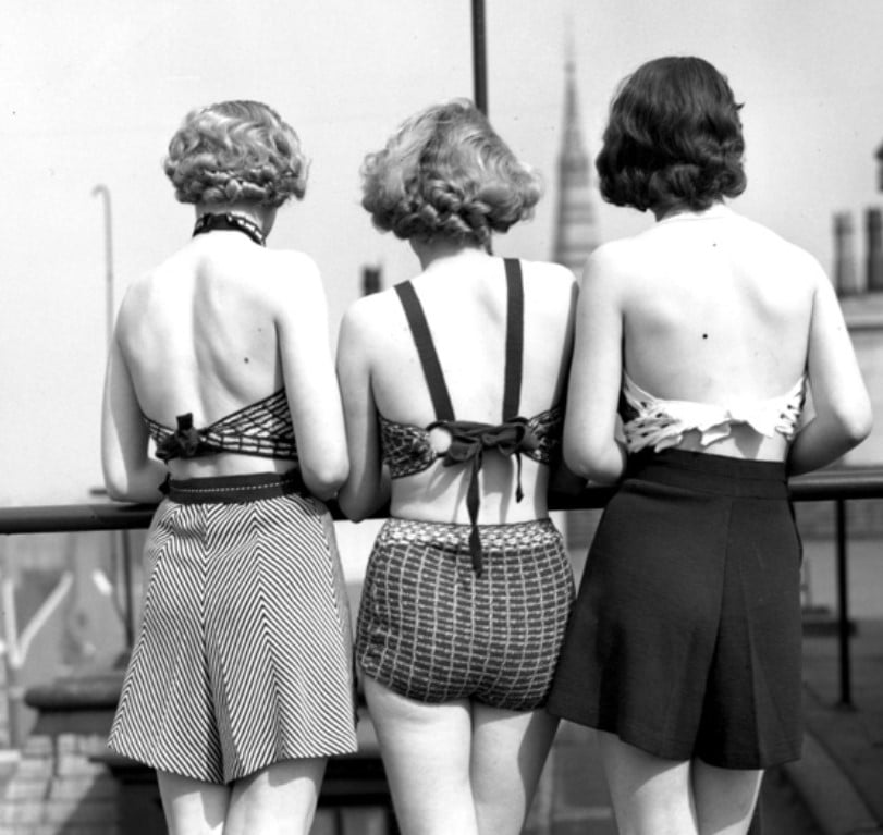 Mulheres por volta de 1930, quando começam a surgir os trajes de banho em duas peças. 