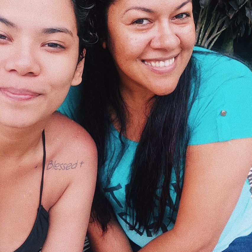 Tayna e sua mãe antes de descobrirem o câncer. Tayna e sua mãe antes de descobrirem o câncer.