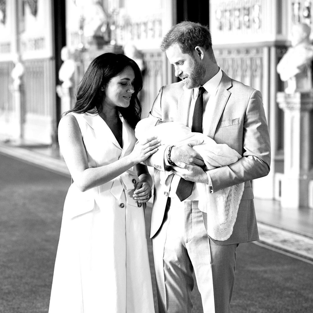Meghan e Harry seguram bebê.
